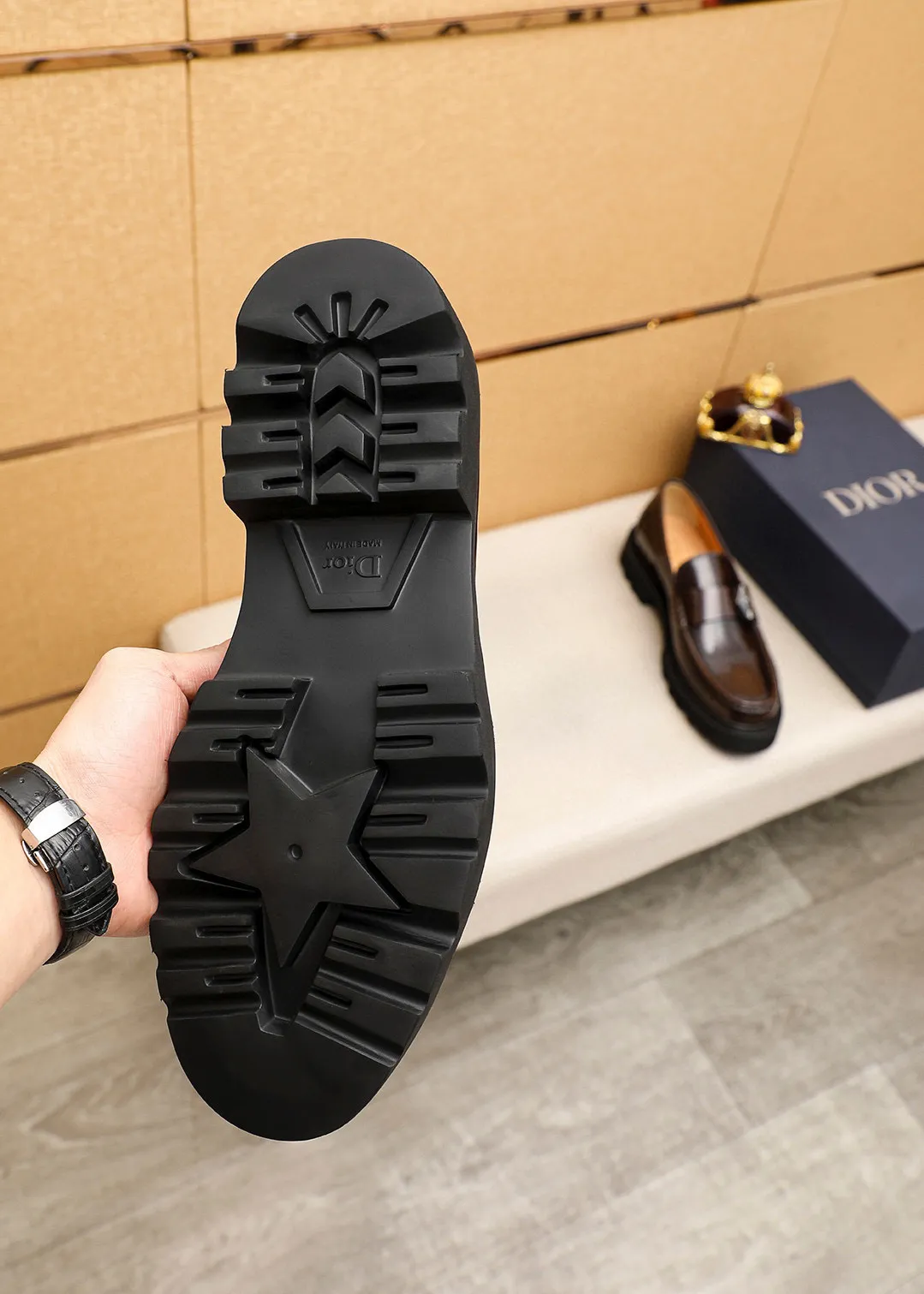Men's shoes 💰480 💐 Product trademark: Dior "Dior" casual leather shoes Regular size: 39-44 (45🉑️customized) Product materials: Selected Italian imported first-layer beaded cowhide upper + classic hardware buckle, imported water-dyed 🐂 cowhide lining. Strong three-dimensional visual effect, original outsole Color: 3⃣️colors available